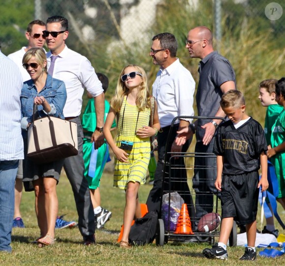 Reese Witherspoon, son mari Jim Toth et ses enfants Deacon et Ava à Brentwood pour le match de football du petit Deacon, Los Angeles, le 1er juin 2012.