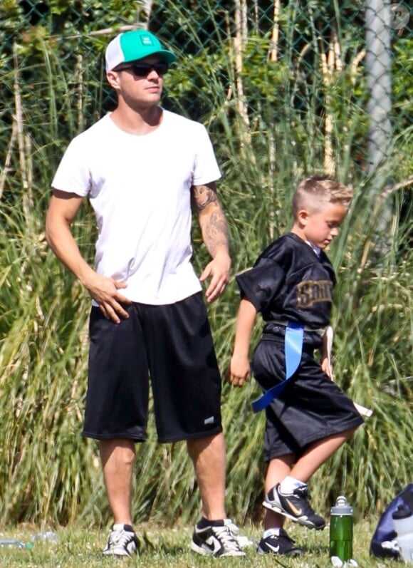 Ryan Phillippe et son fils Deacon à Brentwood, Los Angeles, le 1er juin 2012.