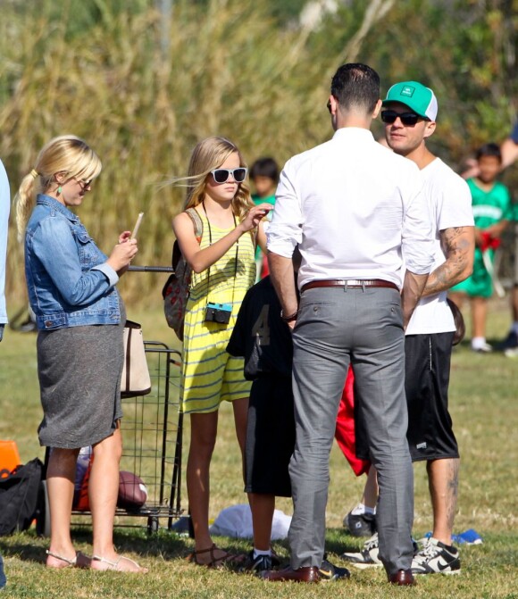 Ryan Phillippe, Reese Witherspoon son mari Jim Toth, et ses enfants Ava et Deacon à Brentwood, Los Angeles, le 1er juin 2012.