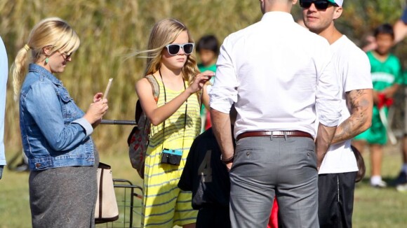 Reese Witherspoon, son mari et son ex Ryan Phillippe pour le match de son fils