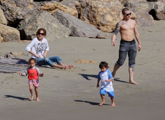 Jennifer Lopez, ses enfants et Casper Smart sur une plage de Miami, début févrer 2012.
