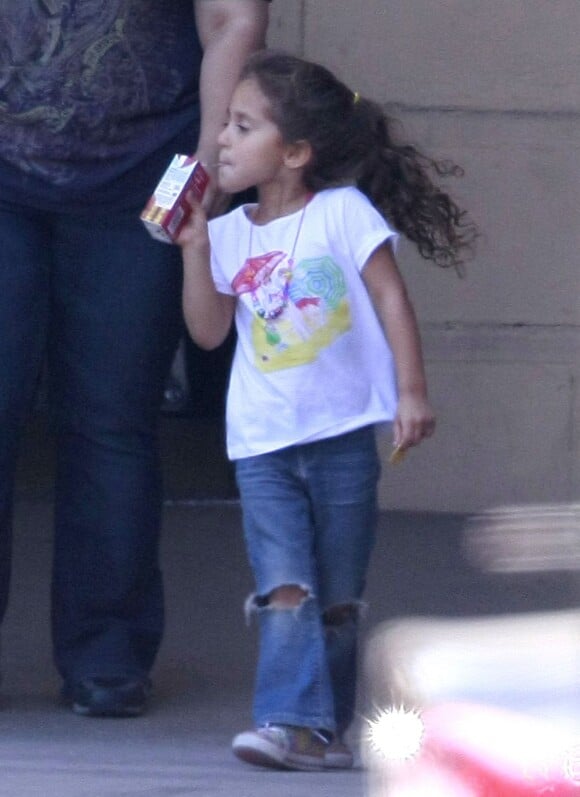 La petite Emme vient rendre visite à sa maman Jennifer Lopez sur le tournage d'un nouveau clip à Los Angeles, le 1er juin 2012.