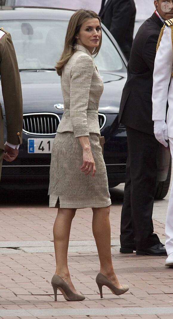 Le roi Juan Carlos Ier d'Espagne, la reine Sofia, le prince Felipe et la princesse Letizia ont assisté samedi 2 juin 2012 aux célébrations de la Journée des forces armées sur la grand'place de Valladolid.