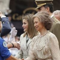 La princesse Letizia et la reine Sofia à l'unisson avec leurs époux en uniforme