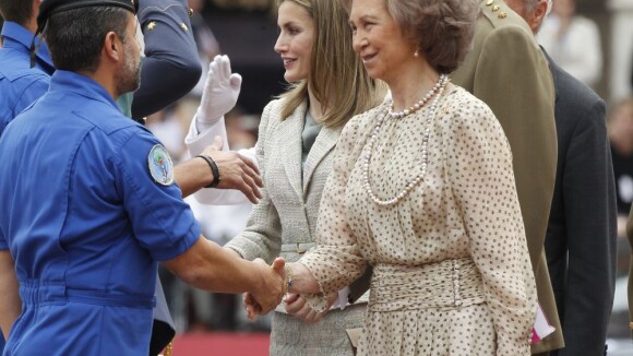 La princesse Letizia et la reine Sofia à l'unisson avec leurs époux en uniforme