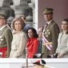Juan Carlos Ier d'Espagne, entouré de la reine Sofia, du prince Felipe et de la princesse Letizia, présidait samedi 2 juin 2012 les célébrations de la Journée des forces armées sur la grand'place de Valladolid.