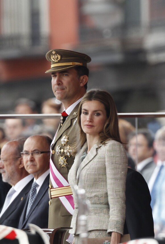 Le roi Juan Carlos Ier d'Espagne, entouré de la reine Sofia, du prince Felipe et de la princesse Letizia, présidait samedi 2 juin 2012 les célébrations de la Journée des forces armées sur la grand'place de Valladolid.