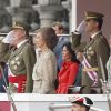 Le roi et son fils au garde à vous. Le roi Juan Carlos Ier d'Espagne, entouré de la reine Sofia, du prince Felipe et de la princesse Letizia, présidait samedi 2 juin 2012 les célébrations de la Journée des forces armées sur la grand'place de Valladolid.