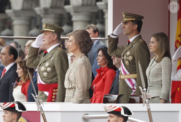 Le roi et son fils au garde à vous. Le roi Juan Carlos Ier d'Espagne, entouré de la reine Sofia, du prince Felipe et de la princesse Letizia, présidait samedi 2 juin 2012 les célébrations de la Journée des forces armées sur la grand'place de Valladolid.