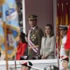 Felipe et Letizia contemplent la procession... Le roi Juan Carlos Ier d'Espagne, entouré de la reine Sofia, du prince Felipe et de la princesse Letizia, présidait samedi 2 juin 2012 les célébrations de la Journée des forces armées sur la grand'place de Valladolid.