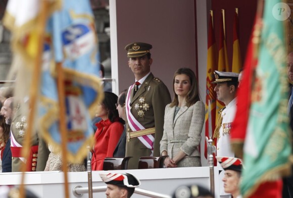 Felipe et Letizia contemplent la procession... Le roi Juan Carlos Ier d'Espagne, entouré de la reine Sofia, du prince Felipe et de la princesse Letizia, présidait samedi 2 juin 2012 les célébrations de la Journée des forces armées sur la grand'place de Valladolid.