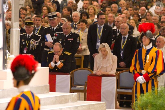 Le prince Albert et la princesse Charlene de Monaco le 13 mai 2012 lors du 54e pélerinage militaire à Lourdes.