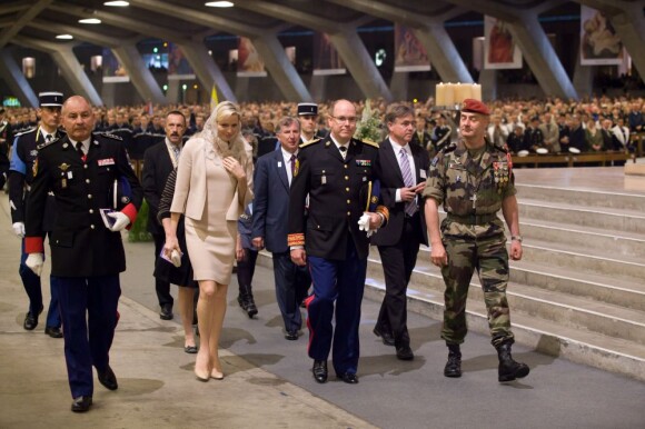 Le prince Albert de Monaco et la princesse Charlene le 13 mai 2012 lors du 54e pélerinage militaire à Lourdes.