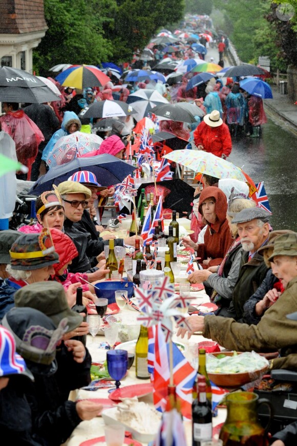Malgré une météo peu clémente, le Big Jubilee Lunch a connu un vif succès, le 3 juin 2012.