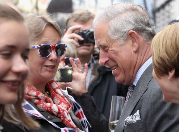 Les princesses Beatrice et Eugenie d'York ont pris part avec leur père le prince Andrew au Big Jubilee Lunch à l'église All Saints de Fulham, le 3 juin 2012, avant de rejoindre la reine Elizabeth II sur la Tamise pour la grande parade fluviale de son jubilé de diamant.