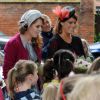 Les princesses Beatrice et Eugenie d'York ont pris part avec leur père le prince Andrew au Big Jubilee Lunch à l'église All Saints de Fulham, le 3 juin 2012, avant de rejoindre la reine Elizabeth II sur la Tamise pour la grande parade fluviale de son jubilé de diamant.