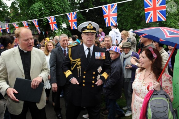 Les princesses Beatrice et Eugenie d'York ont pris part avec leur père le prince Andrew au Big Jubilee Lunch à l'église All Saints de Fulham, le 3 juin 2012, avant de rejoindre la reine Elizabeth II sur la Tamise pour la grande parade fluviale de son jubilé de diamant.