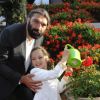 Sébastien Chabal et sa fille Lily-Rose ont baptisé une fleur créée pour les 20 ans de Disney le 31 mai 2012 au Jardin des Tuileries à Paris