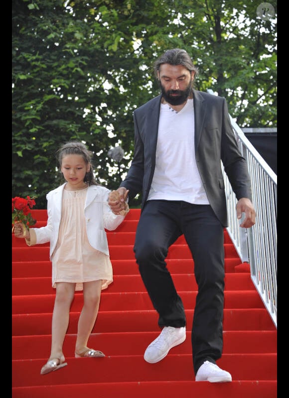 Sébastien Chabal et sa fille Lily-Rose ont baptisé une fleur créée pour les 20 ans de Disney le 31 mai 2012 au Jardin des Tuileries à Paris