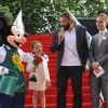 Sébastien Chabal et sa fille Lily-Rose ont baptisé une fleur créée pour les 20 ans de Disney sous les yeux de Mickey le 31 mai 2012 au Jardin des Tuileries à Paris