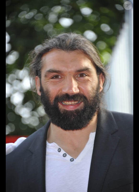 Sébastien Chabal et sa fille Lily-Rose ont baptisé une fleur créée pour les 20 ans de Disney le 31 mai 2012 au Jardin des Tuileries à Paris