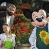 Sébastien Chabal et sa fille Lily-Rose prennent la pose avec Mickey à l'occasion du baptême d'une fleur créée pour les 20 ans de Disney le 31 mai 2012 au Jardin des Tuileries à Paris