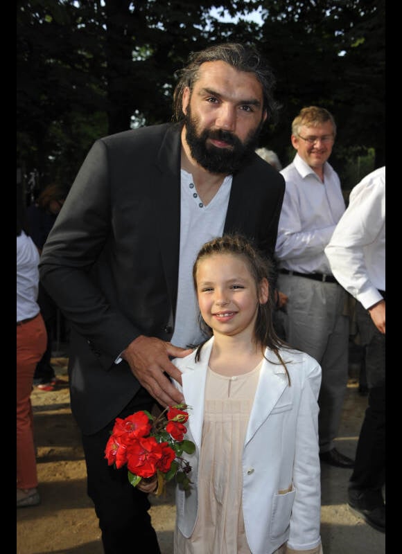 Sébastien Chabal très fier d'être au côté de sa fille Lily-Rose qui a baptisé une fleur créée pour les 20 ans de Disney le 31 mai 2012 au Jardin des Tuileries à Paris