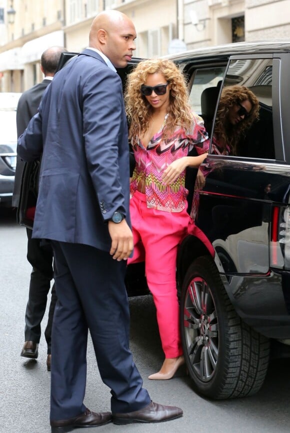 Radieuse, Beyoncé se promène à Paris le 4 juin 2012
