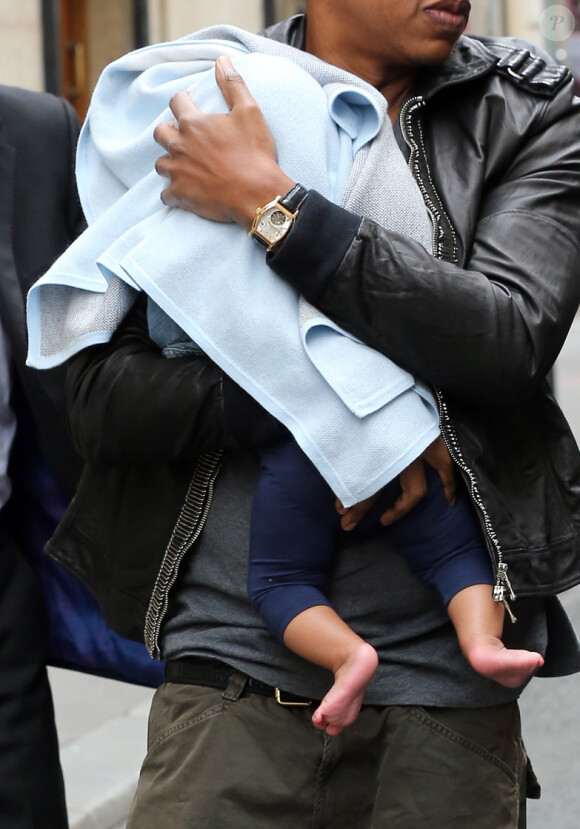Jay-Z et Beyoncé se promènent avec leur fille Blue Ivy, à Paris le 4 juin 2012
