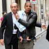 Papa poule, Jay-Z prend soin de sa fille Blue Ivy, à Paris le 4 juin 2012