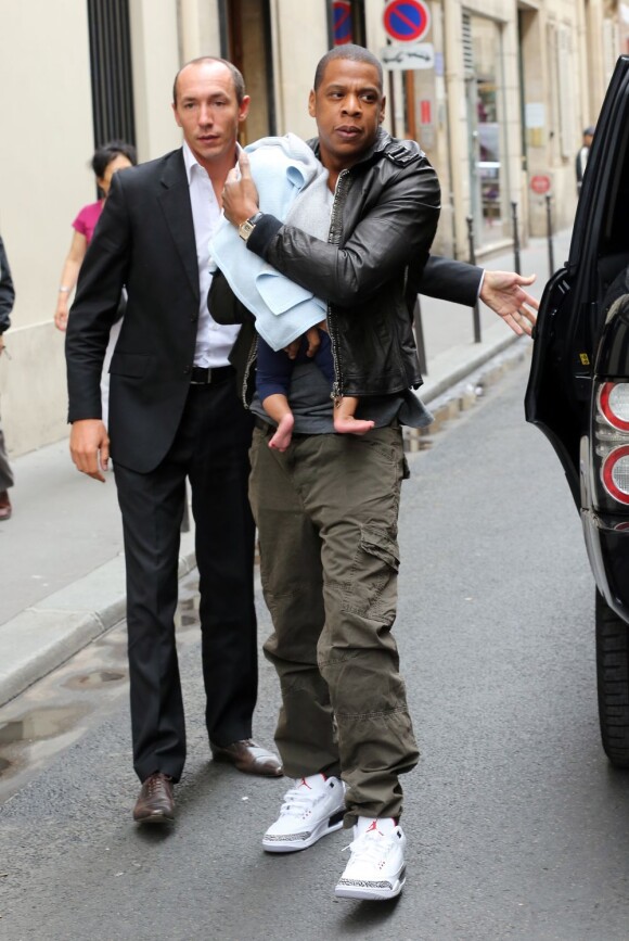 Papa poule, Jay-Z prend soin de sa fille Blue Ivy, à Paris le 4 juin 2012