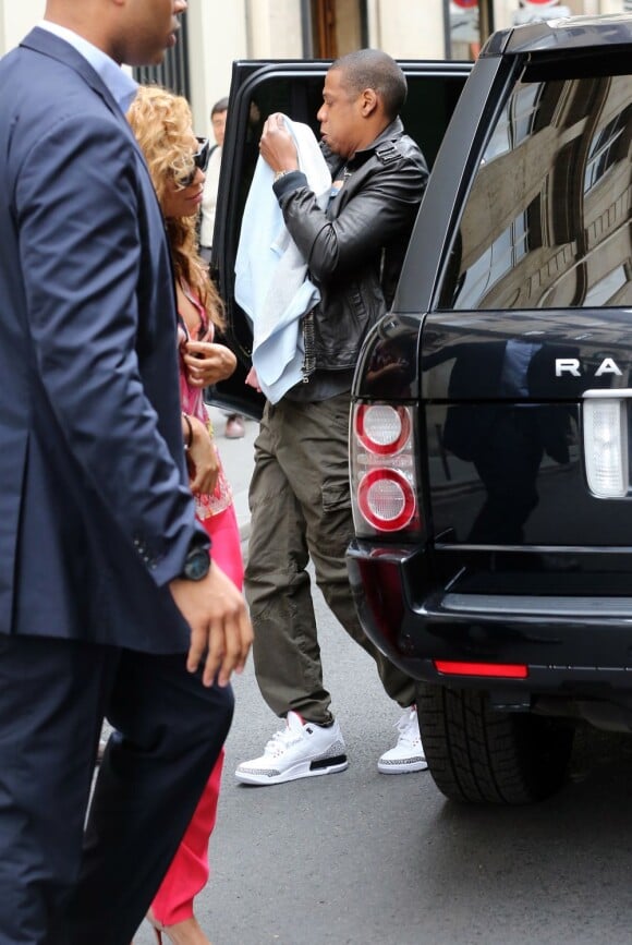 Jay-Z et Beyoncé se promènent avec leur fille Blue Ivy, à Paris le 4 juin 2012