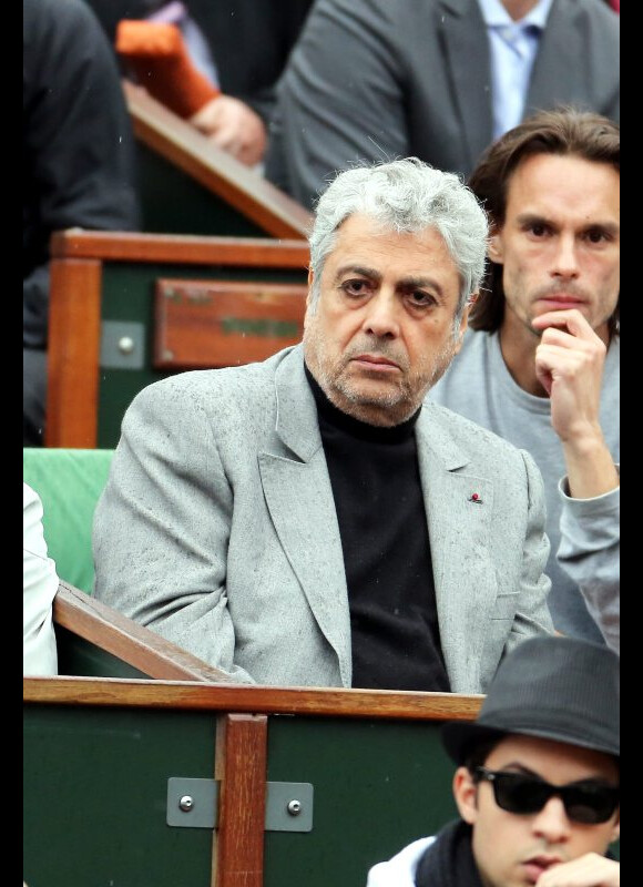 Enrico Macias avant le match entre Jo-Wilfried Tsonga et Novak Djokovic en quart de finale à Roland-Garros le 5 juin 2012