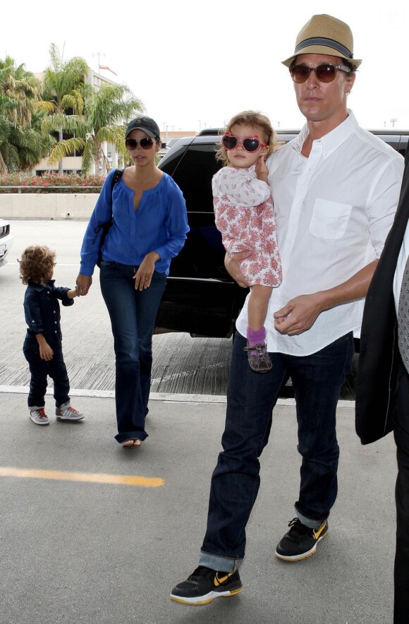 Matthew McConaughey, sa fiancée Camila Alves et leurs deux enfants Levi et Vida s'apprêtent à décoller de l'aéroport de Los Angeles pour Austin. Le 4 juin 2012.