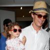 Matthew McConaughey et sa fille Vida précèdent Camila Alves et leur fils Levi à l'aéroport de Los Angeles. Le 4 juin 2012.