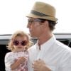 Matthew McConaughey et sa fille Vida, duo de stars avec lunettes de soleil à l'aéroport de Los Angeles. Le 4 juin 2012.