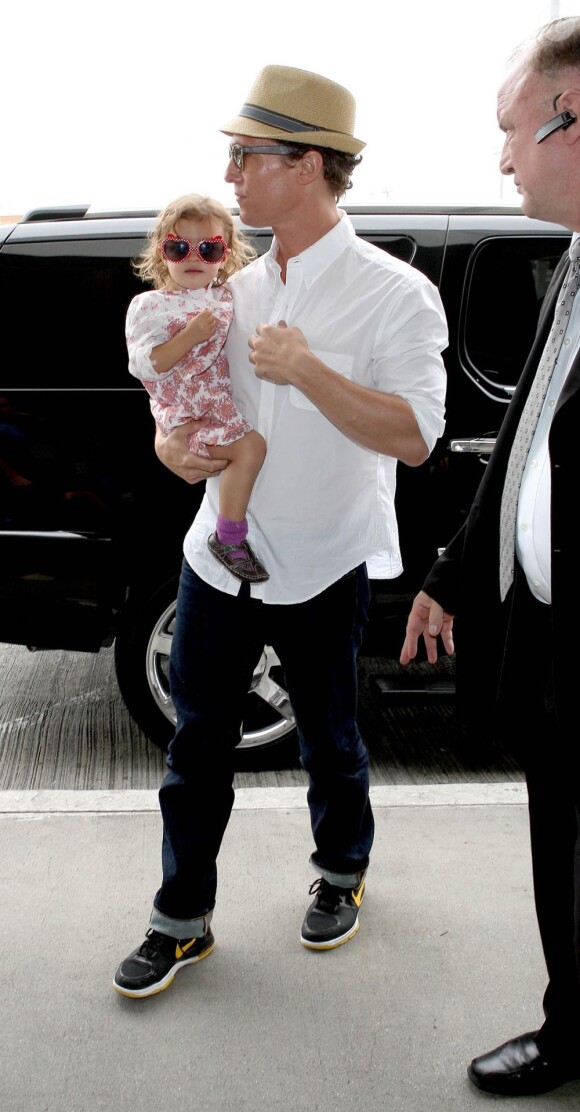 Matthew McConaughey et sa fille Vida, duo de stars avec lunettes de soleil à l'aéroport de Los Angeles. Le 4 juin 2012.