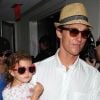Matthew McConaughey et sa fille Vida précèdent Camila Alves et leur fils Levi à l'aéroport de Los Angeles. Le 4 juin 2012.