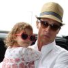 Matthew McConaughey, papa détendu avec sa fille Vida à l'aéroport de Los Angeles. Le 4 juin 2012.