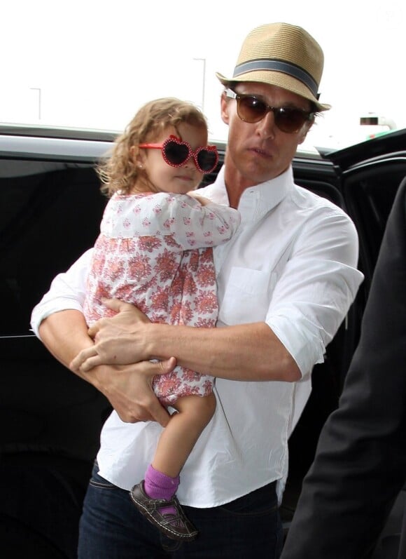 Matthew McConaughey, papa détendu avec sa fille Vida à l'aéroport de Los Angeles. Le 4 juin 2012.