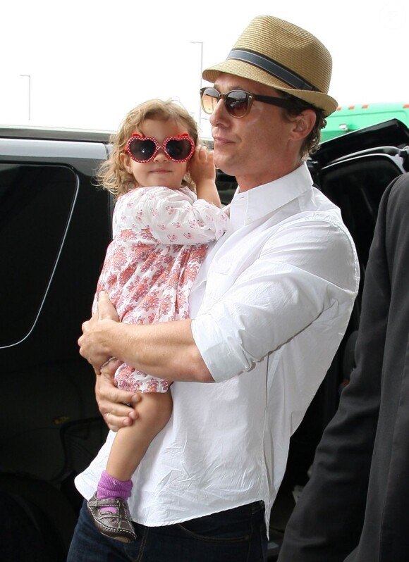 Matthew McConaughey et Vida, deux ans, arrivent à l'aéroport de Los Angeles pour atteindre Austin. Le 4 juin 2012.