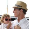 Matthew McConaughey et sa fille Vida à l'aéroport de Los Angeles. Le 4 juin 2012.