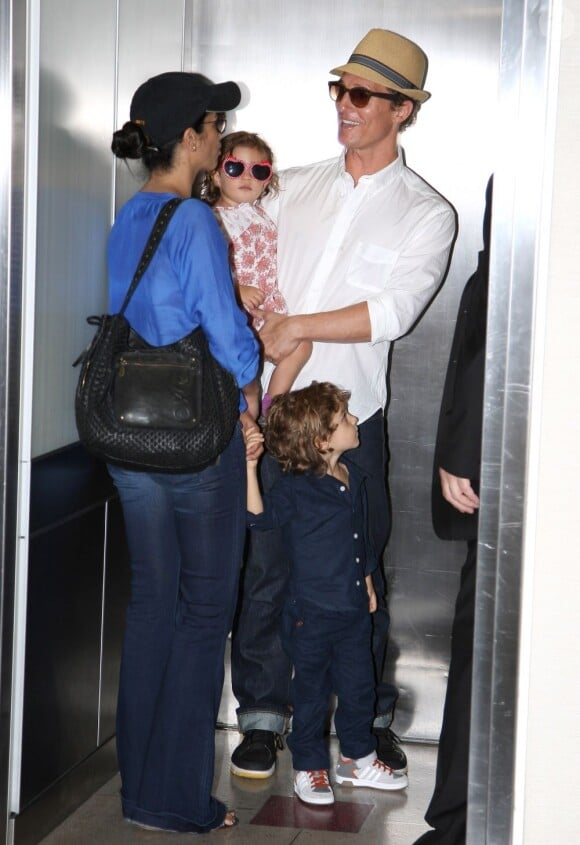 Matthew McConaughey, sa femme Camila Alves et leurs deux enfants Levi et Vida à l'aéroport de Los Angeles. Le 4 juin 2012.
