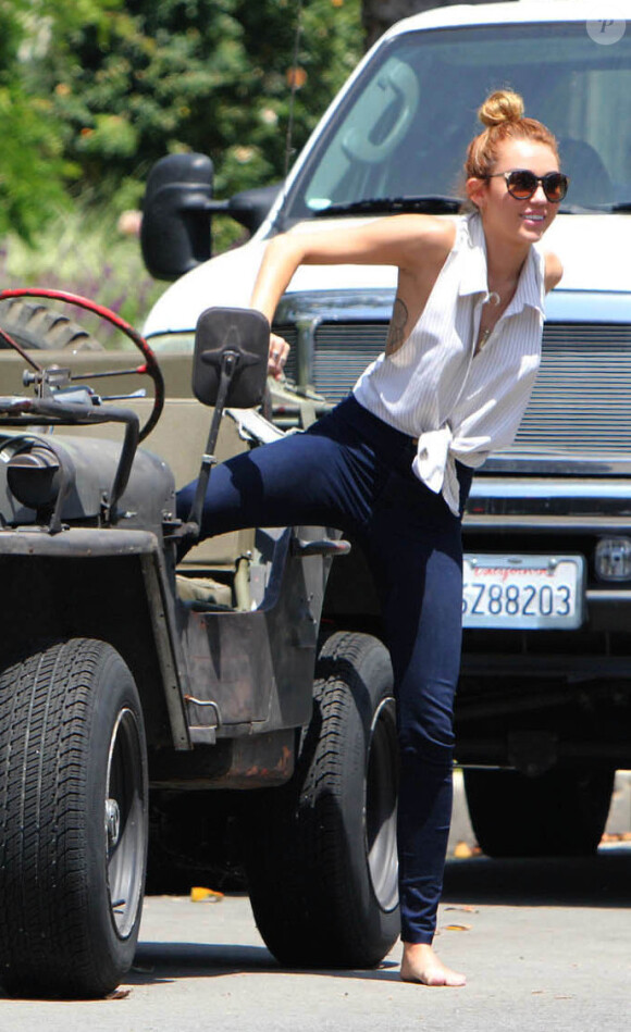Miley Cyrus ravie à Toluca Lake le 21 mai 2012