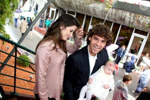 Gustavo Kuerten, sa femme Mariana et leur petite Maria Augusta le 7 juin 2012 à Roland-Garros