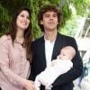 Gustavo Kuerten et sa femme Mariana présentent leur petite fille Maria Augusta le 7 juin 2012 à Roland-Garros