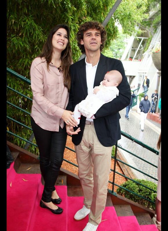 Gustavo Kuerten et sa femme Mariana présentent leur petite fille Maria Augusta le 7 juin 2012 à Roland-Garros