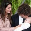 Gustavo Kuerten embrasse tendrement sa petite Maria Augusta sous les yeux de sa femme Mariana le 7 juin 2012 à Roland-Garros