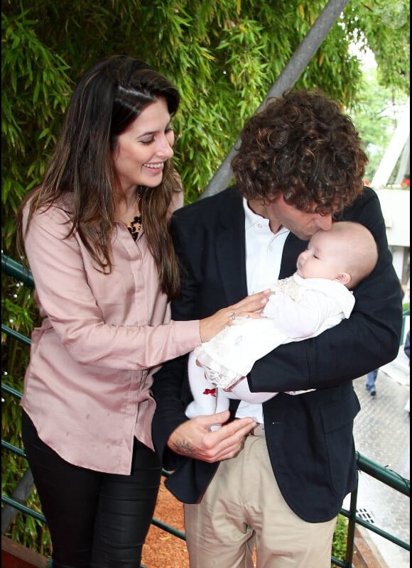 Gustavo Kuerten embrasse tendrement sa petite Maria Augusta sous les yeux de sa femme Mariana le 7 juin 2012 à Roland-Garros