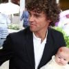 Gustavo Kuerten, fier de présenter sa petite Maria Augusta le 7 juin 2012 à Roland-Garros